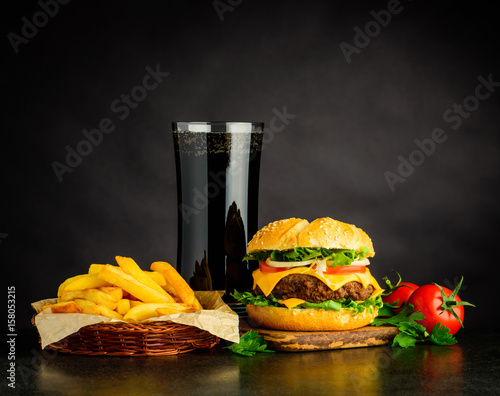 Fotomural Hamburguesa de queso con cola y papas fritas