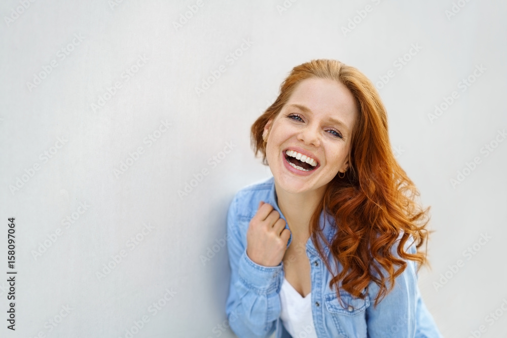 lachende frau mit schönen roten locken