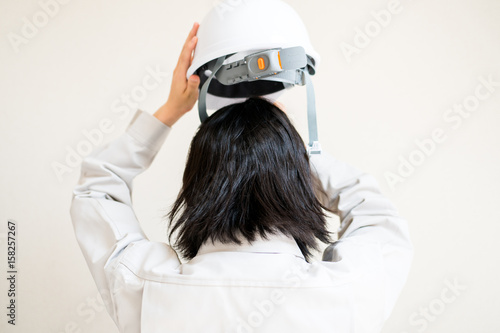 ヘルメットをかぶる女性作業員 Buy This Stock Photo And Explore Similar Images At Adobe Stock Adobe Stock