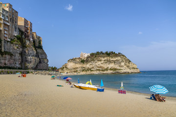 Canvas Print - Tropea Beach and Santa Maria dell'Isola Church - Tropea, Calabria, Italy