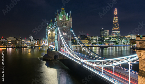tower-bridge-to-polaczony-most-zwodzony-i-wiszacy-w-londynie-zbudowany-w-latach-1886-1894-widok-noca