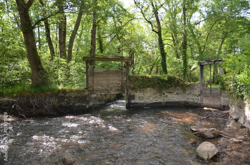 Ancienne écluse De Moulin A Eau Vallée Du Cousin Bourgogne