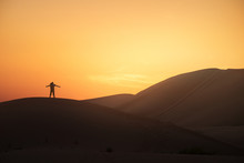 Wanderer In Der Wüste Bei Sonnenuntergang