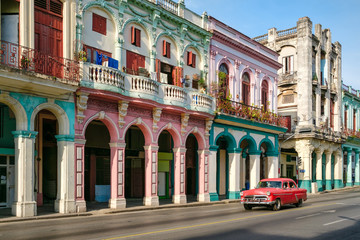 Canvas Print - Urban scene in a colorful street in Old Havana