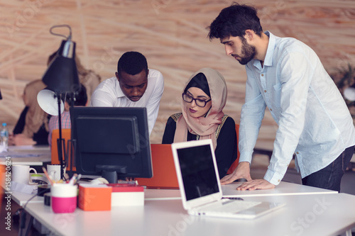 Foto Multiracial contemporary business people working
