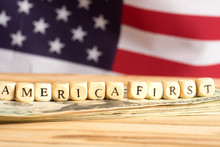 Amerikanische Flagge, Dollar Geldscheine Und Slogan America First