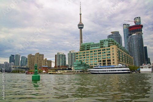 Plakat Toronto Ontario Kanada harborfront i skyline z CN tower w tle w pochmurny dzień choppy
