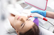 Laserowe usuwanie owłosienia z twarzy. Kobieta w klinice medycyny estetycznej