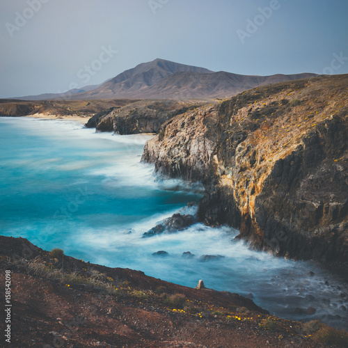 zdjecie-zrobione-przy-pomocy-dlugiej-ekspozycji-wybrzeze-lanzarote-w-hiszpanii