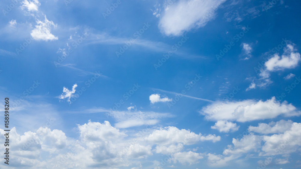 Piękne letnie błękitne niebo z chmurami - obrazy, fototapety, plakaty 