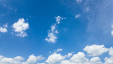 Fototapeta Fototapeta z niebem - Piękne letnie błękitne niebo z chmurami