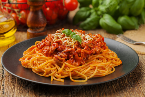 Fotomural Delicious spaghetti served on a black plate