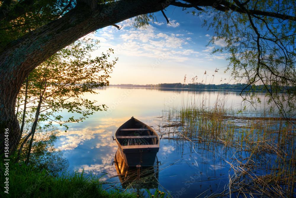 Rowing boat floating over the Lake Selment Wielki waters. Masuria, Poland. - obrazy, fototapety, plakaty 