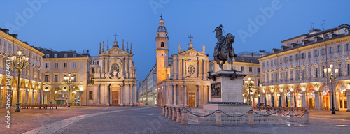 Fotografía TURIN, ITALY - MARCH 13, 2017: The Piazza San Carlo square at dusk
