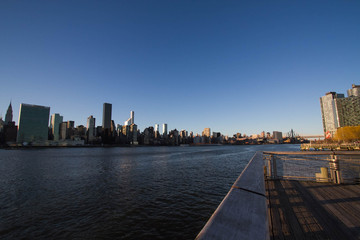 Wall Mural - River between Manhattan and Gantry Plaza State Park with sunset sky