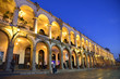 Arcades de la plaza de Armas la nuit à Arequipa au Pérou
