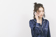 © peach100 - 携帯電話を使うパジャマの女性