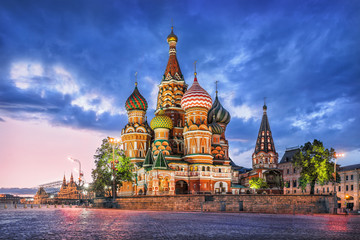 Собор и туча St. Basil's Cathedral and a blue cloud