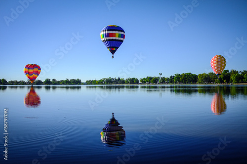 Plakat Balon na gorące powietrze odbicie w jeziorze