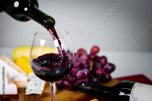 wyjatkowe-czerwone-wino-w-kieliszku