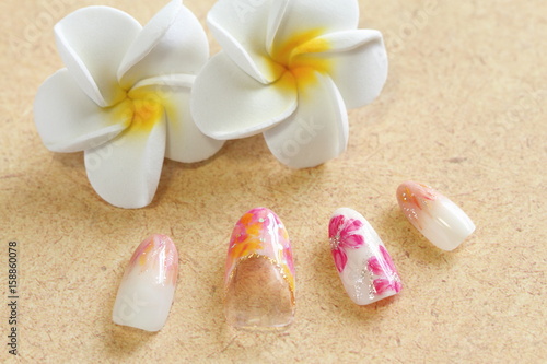 オーガニックジェルネイル 春 夏イメージ フラワー タイダイ フェザー Stock 写真 Adobe Stock
