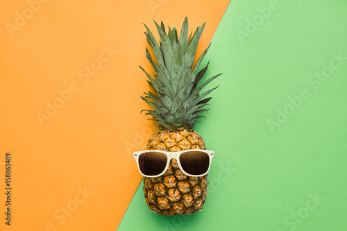 Obraz w ramie Hipsterowy ananas z okularami przeciwsłonecznymi