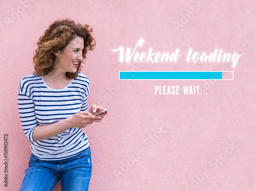 Fotomural A young woman is expecting the weekend