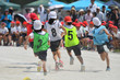 小学校の運動会のリレーで走る子供たち