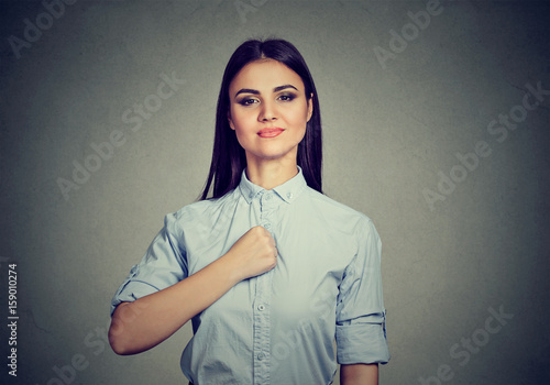 Fotomural Confident young woman isolated on gray wall background