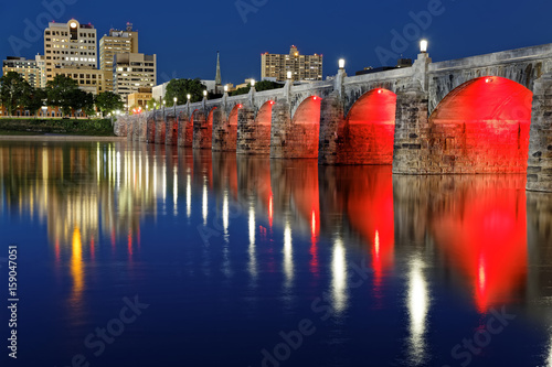 market-street-bridge-oswietlony-na-czerwono-most-w-pensylwanii