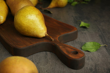 Wall Mural - Fresh pears with cutting board on grey background