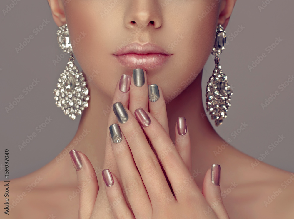 Foto Beautiful model girl with pink and gray  silver  metallic manicure on nails