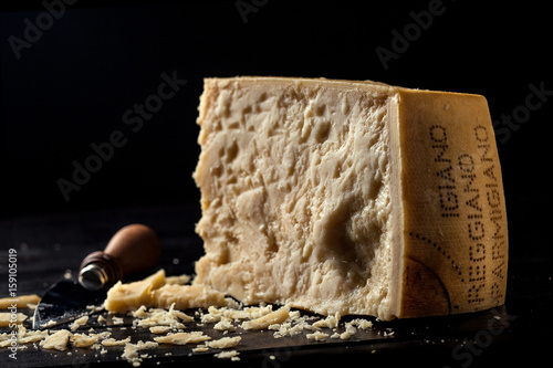 Plakat Plasterek parmezanu ser z czarnym tłem