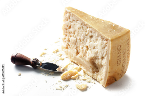 Plakat Plasterek parmesan ser z nożem nad białym tłem