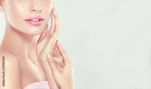 Plakat Piękna młoda kobieta z czystą świeżą skórą. Zabieg na twarz . Kosmetologia, piękno i spa.