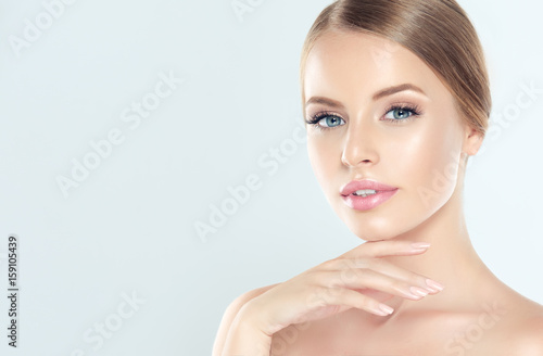 Zdjęcie XXL Piękna młoda kobieta z czystą świeżą skórą. Zabieg na twarz . Kosmetologia, piękno i spa.