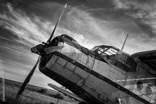 Papel de parede Old airplane on field in black and white