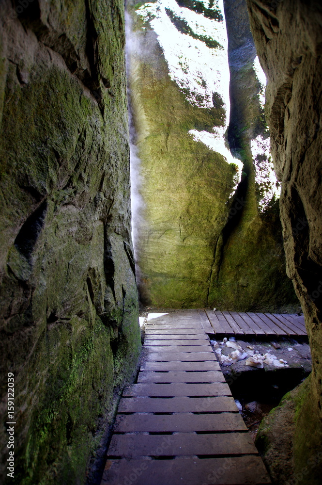 Parująca skała w oświetlonym skalnym przejściu w czeskich górach - Teplice nad Metuji - obrazy, fototapety, plakaty 