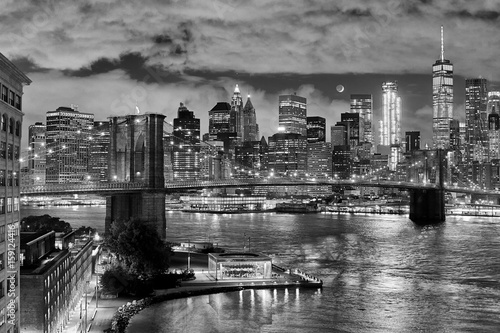 Plakat Most Brooklyński i Manhattan przy nocą, Miasto Nowy Jork, usa.