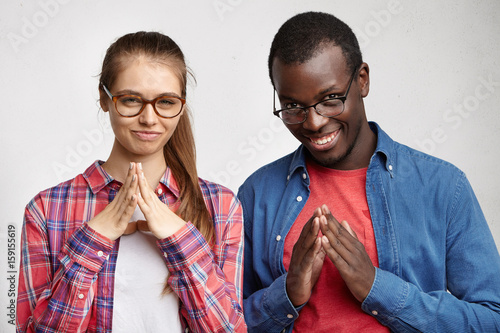 Fotografie, Obraz Head and shoulders of two sneaky, sly, cunning male and female friends scheming,
