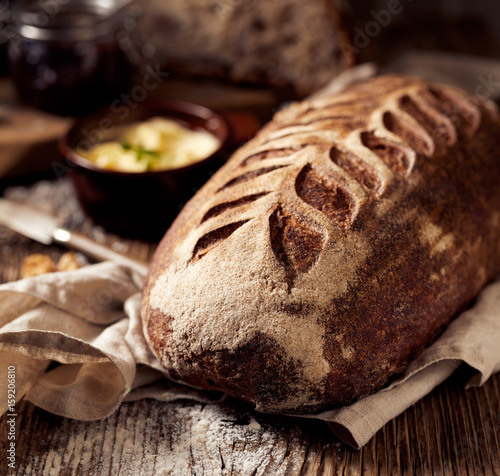 Zdjęcie XXL Nieociosany sourdough chleb na drewnianym stole