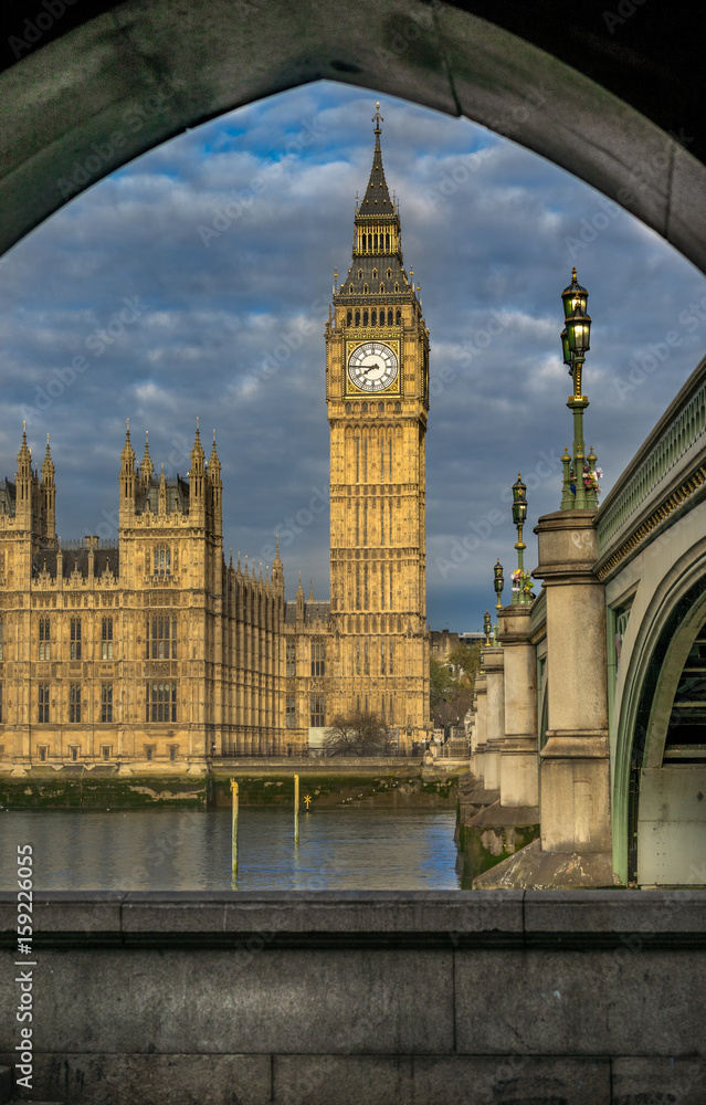 Looking through the archway to Big Ben and the Houses of Parliament - obrazy, fototapety, plakaty 