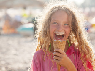 Wall Mural - Child with ice cream