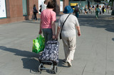 Fototapeta  - starsza osoba idzie ulicą