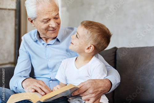 Fotografía Cute energetic kid enjoying time with grandpa