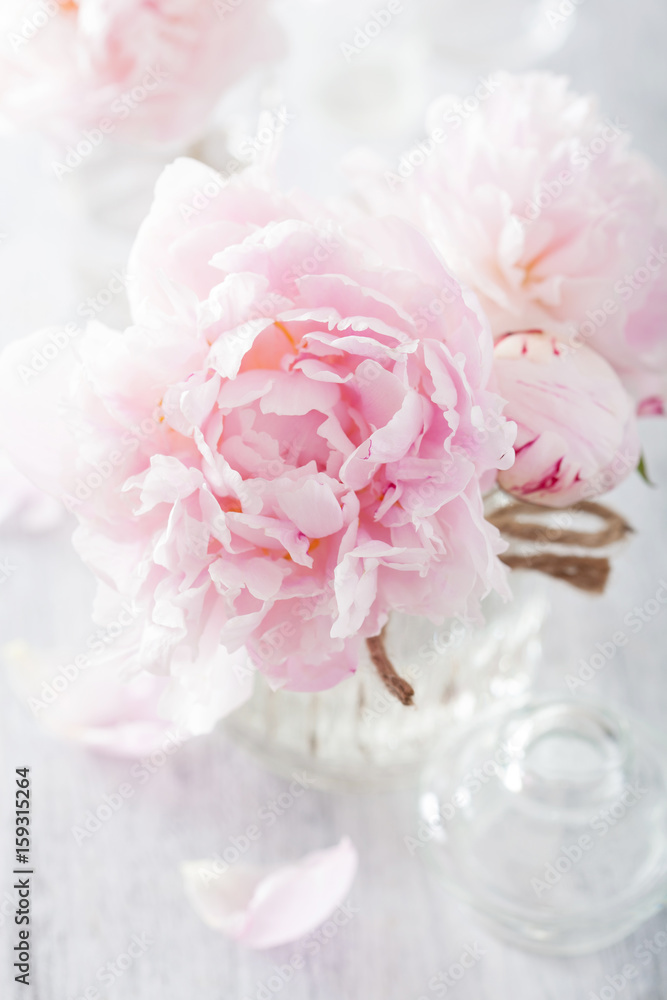 Piękny różowy bukiet kwiatów piwonii w wazonie - obrazy, fototapety, plakaty 