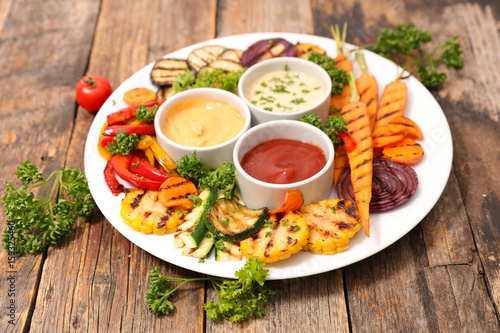 grillowane-warzywa-i-sosy-na-duzym-talerzu