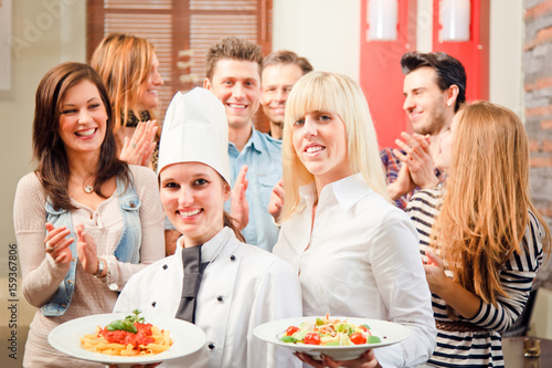 Plakat Szef kuchni i kelner z ich gości