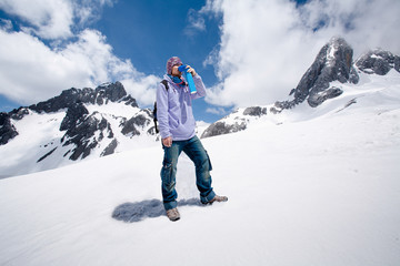 climber breathing with mini portable oxygen cylinger to avoid and treat altitude sickness synptom