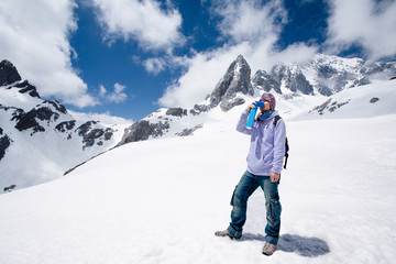 climber breathing with mini portable oxygen cylinger to avoid and treat altitude sickness synptom